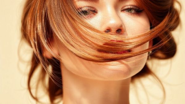 Les attaches cheveux incontournables pour un look stylé